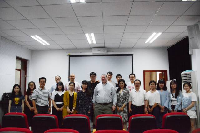 美国福德汉姆大学终身教授兰斯·斯特拉特赴华师大偷情
做讲座 美国福德汉姆大学终身教授兰斯·斯特拉特赴华师大偷情
做讲座