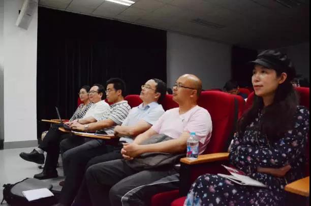 美国福德汉姆大学终身教授兰斯·斯特拉特赴华师大偷情
做讲座 美国福德汉姆大学终身教授兰斯·斯特拉特赴华师大偷情
做讲座